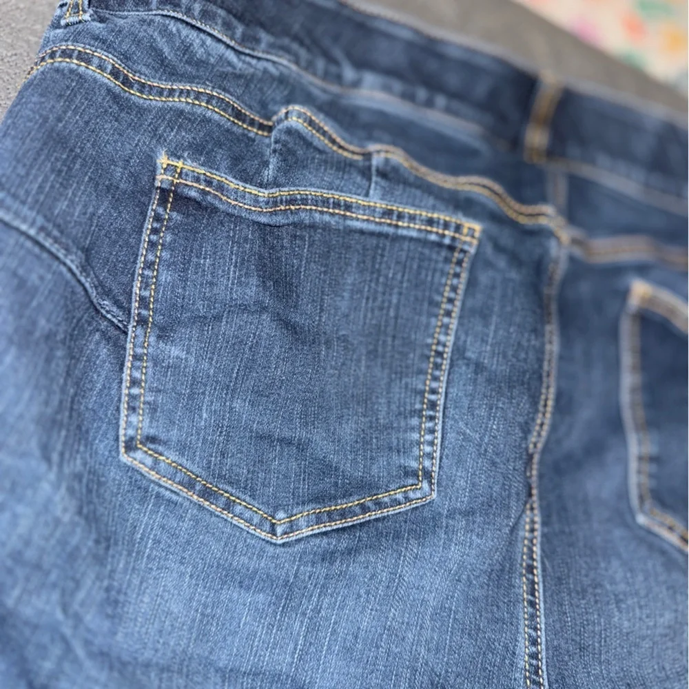 TORRID Mid Rise- Comfort Waistband- Denim Shorts, 4” Inseam, Plus Size 18​​ - Picture 7 of 8